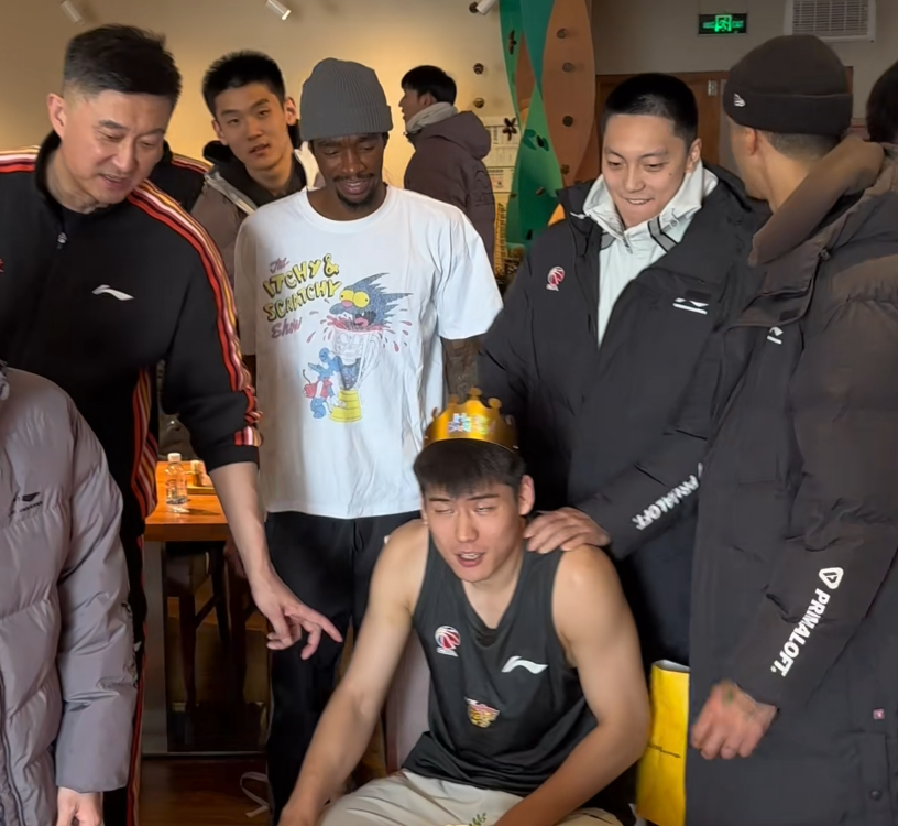 五星体育-广东为陈家政庆生！小胡徐杰按捺不住，杜锋待遇拉满，4人下狠手
